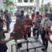 Pengecekan kartu vaksinasi bagi warga yang hendak masuk ke Mall Gorontalo. Selain itu pengujung diwajibkan melakukan scan QR aplikasi Peduli Lindungi, Sabtu (18/9/2021). (putra/gopos)