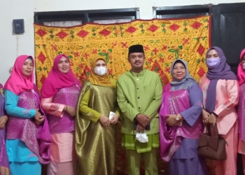 Prosesi adat mopotilolo Sekda Pohuwato, Iskandar Datau, bersama Ketua DWP Pohuwato, Ny. Surianti Datau Abdjul, Selasa (7/9/2021).