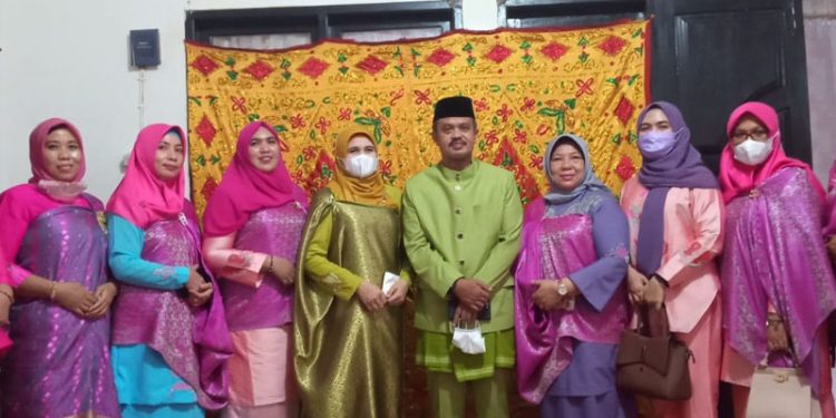 Prosesi adat mopotilolo Sekda Pohuwato, Iskandar Datau, bersama Ketua DWP Pohuwato, Ny. Surianti Datau Abdjul, Selasa (7/9/2021).