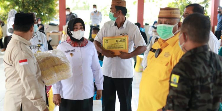Gubernur Gorontalo, Rusli Habibie bersama Wakil Bupati Pohuwato Hj. Suharsi Igirisa dan ketua DPRD Pohuwato Nasir Giasi dalam kegiatan Bakti Sosial NKRI.