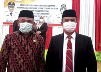 Nasir Giasi Ketua DPRD Pohuwato(kiri memakai batik) Bersama Sekretaris Daerah Baru Iskandar Datau.(kanan memakai Jas Hitam).