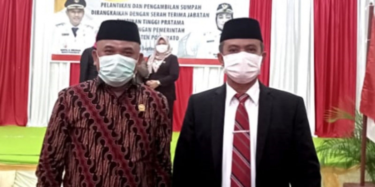 Nasir Giasi Ketua DPRD Pohuwato(kiri memakai batik) Bersama Sekretaris Daerah Baru Iskandar Datau.(kanan memakai Jas Hitam).