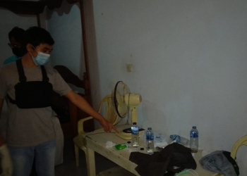 Petugas Polres Gorontalo melakukan olah tempat kejadian perkara di hotel tempat ditemukannya seorang purnawirawan Polri yang meninggal di dalam kamar hotel. (istimewa)
