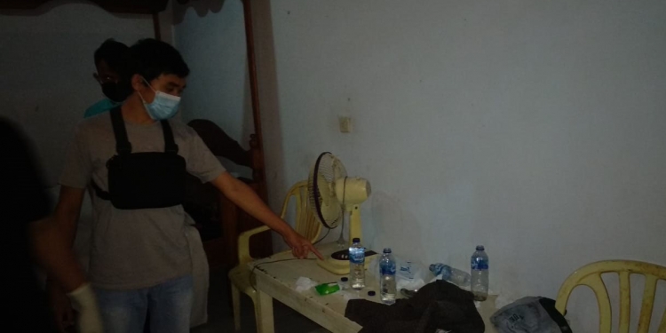 Petugas Polres Gorontalo melakukan olah tempat kejadian perkara di hotel tempat ditemukannya seorang purnawirawan Polri yang meninggal di dalam kamar hotel. (istimewa)