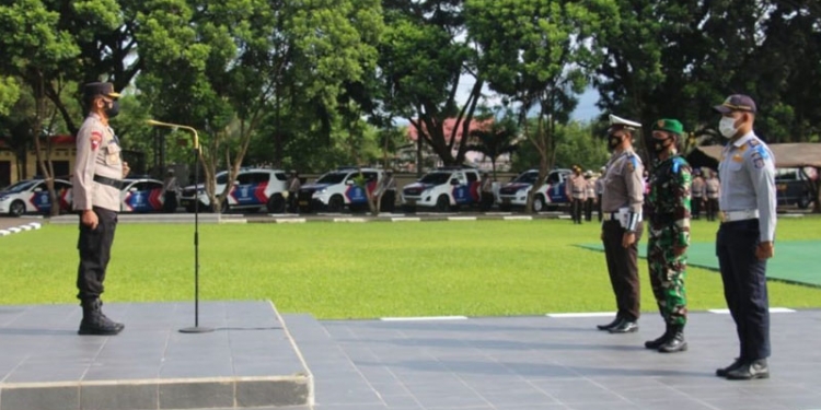 Kapolda Gorontalo, Irjen Pol Akhmad Wiyagus, memimpin apel gelar pasukan Operasi Patuh Otanaha 2021