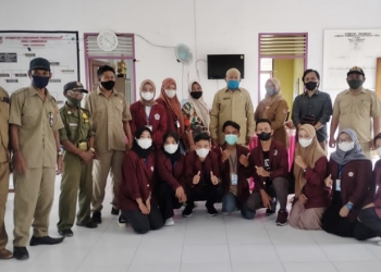 Mahasiswa program KKN Tematik UNG Desa Membangun berpose bersama aparat Desa Lambangan, Kecamatan Pagimana, Kabupaten Banggai, Senin (20/9/2021) (foto: gopos.id)