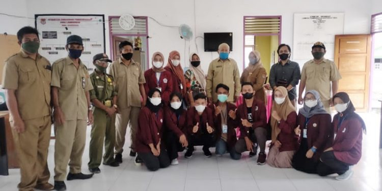 Mahasiswa program KKN Tematik UNG Desa Membangun berpose bersama aparat Desa Lambangan, Kecamatan Pagimana, Kabupaten Banggai, Senin (20/9/2021) (foto: gopos.id)