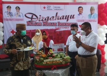 Gubernur Gorontalo Rusli Habibie, Ketua PMI Provinsi Gorontalo Ishak Liputo, Kepala Dinas Kesehatan provinsi Gorontalo dr. Yana Yanti Suleman, Direktur RSUD Ainun Habibie dr. Fitriyanto Rajak (Kiri) pada kegiatan Hari Ulang Tahun (HUT) ke-76 Palang Merah Indonesia (PMI) tingkat Provinsi Gorontalo, Minggu (19/9/2021) (Foto: Putra/Gopos)