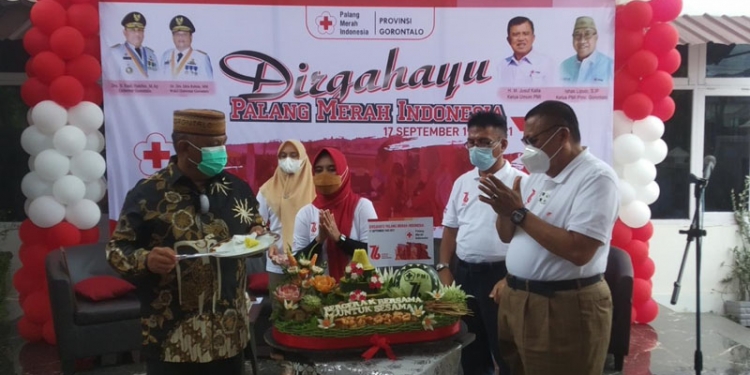 Gubernur Gorontalo Rusli Habibie, Ketua PMI Provinsi Gorontalo Ishak Liputo, Kepala Dinas Kesehatan provinsi Gorontalo dr. Yana Yanti Suleman, Direktur RSUD Ainun Habibie dr. Fitriyanto Rajak (Kiri) pada kegiatan Hari Ulang Tahun (HUT) ke-76 Palang Merah Indonesia (PMI) tingkat Provinsi Gorontalo, Minggu (19/9/2021) (Foto: Putra/Gopos)