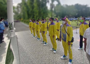 Bupati Gorontalo, Nelson Pomalingo saat melakukan pelepasan sejumlah atlet yang akan berlaga ke PON XX Papua 2021, di Halaman Kantor Bupati Gorontalo, Senin (20/9/2021). (Foto Istimewa)