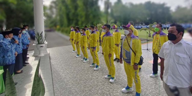 Bupati Gorontalo, Nelson Pomalingo saat melakukan pelepasan sejumlah atlet yang akan berlaga ke PON XX Papua 2021, di Halaman Kantor Bupati Gorontalo, Senin (20/9/2021). (Foto Istimewa)
