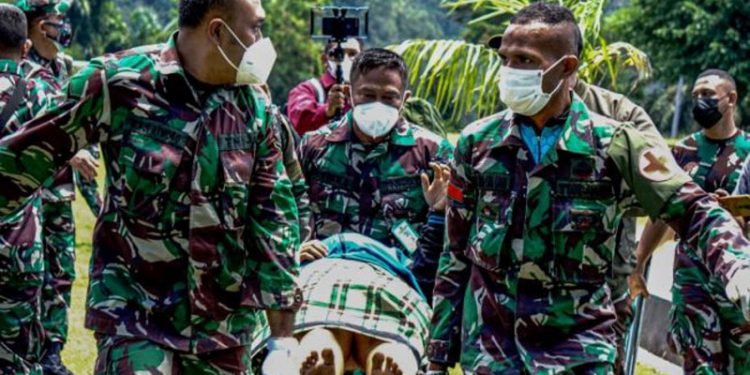 Dokumentasi prajurit TNI AD menggotong tenaga kesehatan korban penyerangan gerombolan bersenjata usai dievakuasi menggunakan helikopter TNI AD di Lapangan Frans Kaisepo, Markas Kodam XVII/Cenderawasih, Jayapura, Papua, Jumat (17/9/2021). Sembilan dari 11 tenaga kesehatan Puskesmas Kiwirok, pada Senin (13/9/2021) di evakuasi ke Jayapura untuk dirawat di RS Marthen Indey, Jayapura. Istimewa