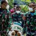 Dokumentasi prajurit TNI AD menggotong tenaga kesehatan korban penyerangan gerombolan bersenjata usai dievakuasi menggunakan helikopter TNI AD di Lapangan Frans Kaisepo, Markas Kodam XVII/Cenderawasih, Jayapura, Papua, Jumat (17/9/2021). Sembilan dari 11 tenaga kesehatan Puskesmas Kiwirok, pada Senin (13/9/2021) di evakuasi ke Jayapura untuk dirawat di RS Marthen Indey, Jayapura. Istimewa