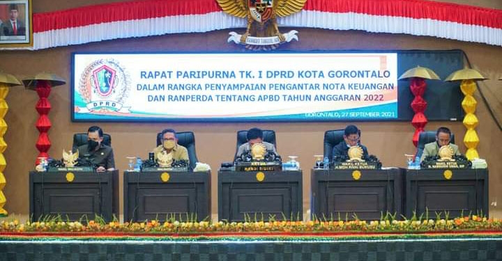 Rapat Paripurna DPRD Kota Gorontalo terkait penyerahan naskah Ranperda APBD 2022.