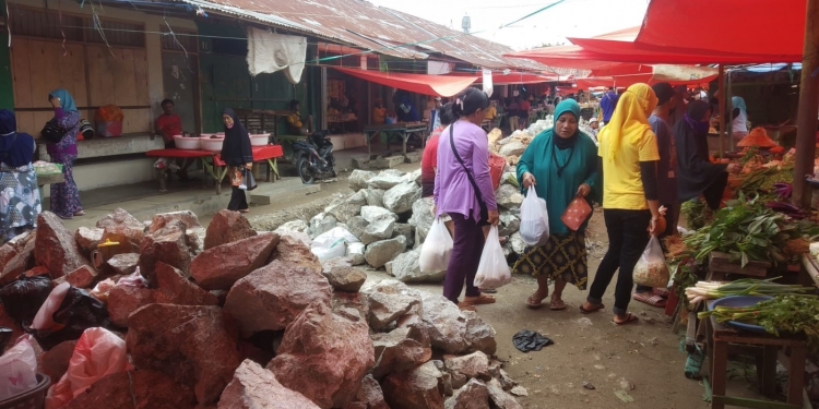 Suasana pasar limboto saat beberapa pedagang harus rela berjualan di sekitar tumpukan material pembangunan pasar, Kamis (16/9/2021), Foto : Putra/Gopos.