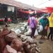 Suasana pasar limboto saat beberapa pedagang harus rela berjualan di sekitar tumpukan material pembangunan pasar, Kamis (16/9/2021), Foto : Putra/Gopos.