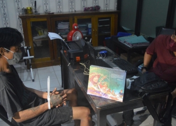 Suhendar, terduga penganiayaan terhadap istrinya menjalani pemeriksaan oleh Polres Gorontalo, Selasa (28/9/2021). (putra/gopos)