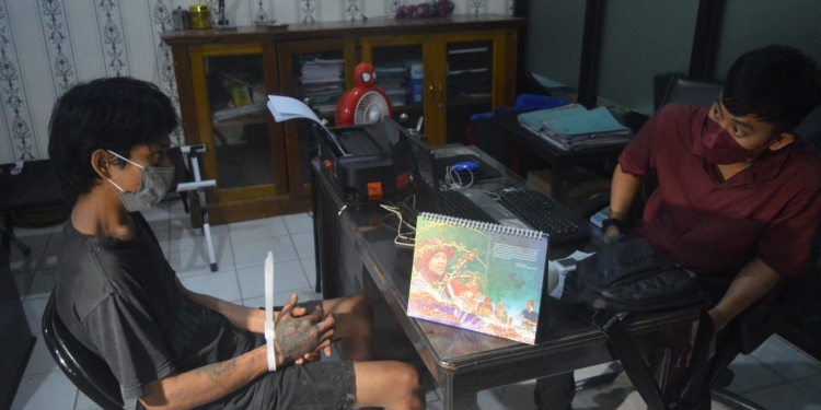 Suhendar, terduga penganiayaan terhadap istrinya menjalani pemeriksaan oleh Polres Gorontalo, Selasa (28/9/2021). (putra/gopos)