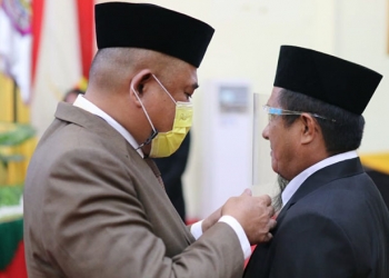Ketua DPRD Pohuwato, Nasir Giasi, menyematkan PIN Anggota DPRD Pohuwato kepada Ihwan Khan yang dilantik sebagai PAW DPRD Pohuwato periode 2019-2024, Selasa (21/9/2021)