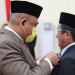 Ketua DPRD Pohuwato, Nasir Giasi, menyematkan PIN Anggota DPRD Pohuwato kepada Ihwan Khan yang dilantik sebagai PAW DPRD Pohuwato periode 2019-2024, Selasa (21/9/2021)