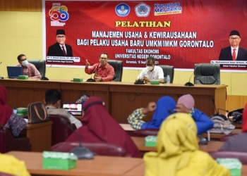 Wakil Rektor Bidang Akademik Dr. Harto S. Malik, M.Hum memberikan sambutan saat pelaksaan pelatihan Manajemen Usaha dan Kewirausahaan Bagi Pelaku Usaha Baru UMKM/IMKM Gorontalo, Sabtu (18/92021) (dok. ung)