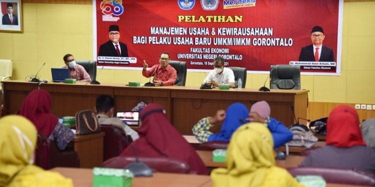 Wakil Rektor Bidang Akademik Dr. Harto S. Malik, M.Hum memberikan sambutan saat pelaksaan pelatihan Manajemen Usaha dan Kewirausahaan Bagi Pelaku Usaha Baru UMKM/IMKM Gorontalo, Sabtu (18/92021) (dok. ung)