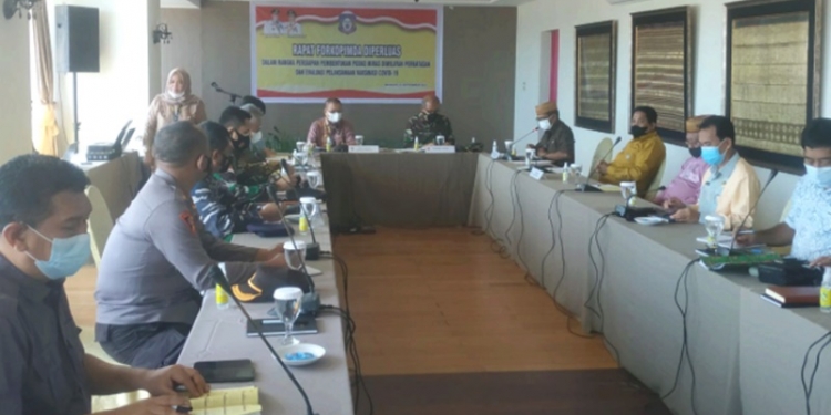 Rapat Forum Koordinasi Pimpinan Daerah (Forkopimda) yang berlangsung di Hotel Peninsula, Manado, Kamis (23/9/2021). (foto: Gusti)