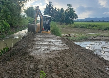 Proses perbaikan tanggul yang jebol oleh Dinas PUPR Bone Bolango dan jajaran terkait di Desa Bongopini, Kecamatan Tilongkabila, Bone Bolango. (Foto Istimewa)