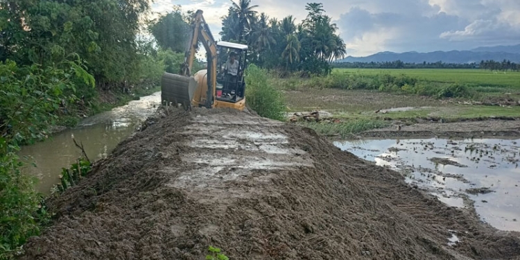 Proses perbaikan tanggul yang jebol oleh Dinas PUPR Bone Bolango dan jajaran terkait di Desa Bongopini, Kecamatan Tilongkabila, Bone Bolango. (Foto Istimewa)