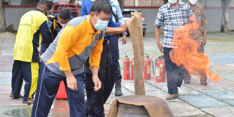 Warga binaan, Lembaga Pemasyarakatan (Lapas) kelas IIA Gorontalo, sedang dilatih memadamkan api menggunakan metode tradisional, Sabtu (18/9/2021). Foto : Humas