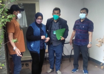 Tim tangkap buronan (Tabur) Kejaksaan Agung, bersama tim tabur Kejaksaan Tinggi (Kejati) Gorontalo, dan tim tabur Kejati D.I. Yogyakarta, sedang mengamankan tersangka AO, Rabu (8/9/2021). Foto : istimewa