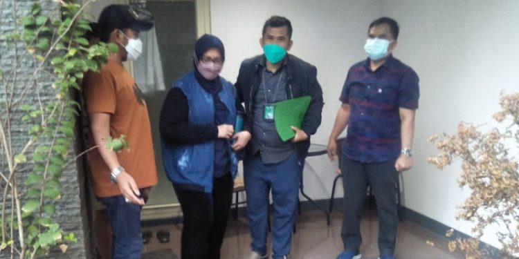Tim tangkap buronan (Tabur) Kejaksaan Agung, bersama tim tabur Kejaksaan Tinggi (Kejati) Gorontalo, dan tim tabur Kejati D.I. Yogyakarta, sedang mengamankan tersangka AO, Rabu (8/9/2021). Foto : istimewa