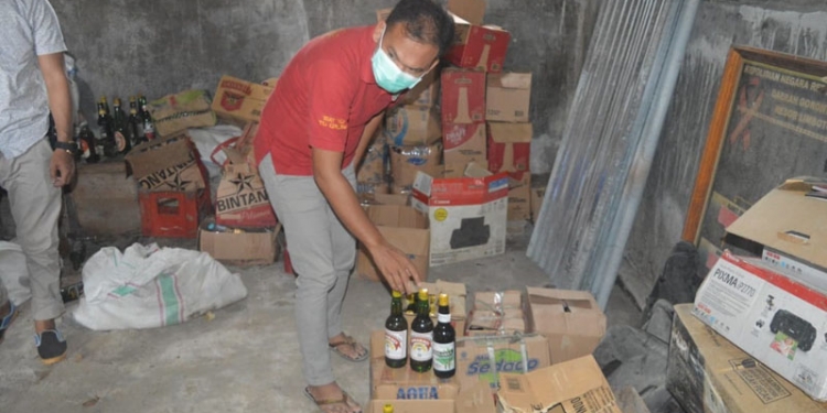 Operasi Masyarakat (OPS Pekat) - Polres Gorontalo berhasil mengamankan berbagai macam jenis minuman beralkohol. Foto : Putra/Gopos.