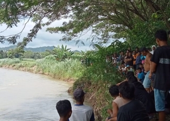 Sejumlah warga di Kelurahan Bulotadaa, Kecamatan Sipatana, Kota Gorontalo melakukan pencarian terhadap IS alias Basi Iko yang hilang saat melompat ke sungai, Senin (20/9/2021). (sari/gopos)