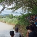 Sejumlah warga di Kelurahan Bulotadaa, Kecamatan Sipatana, Kota Gorontalo melakukan pencarian terhadap IS alias Basi Iko yang hilang saat melompat ke sungai, Senin (20/9/2021). (sari/gopos)