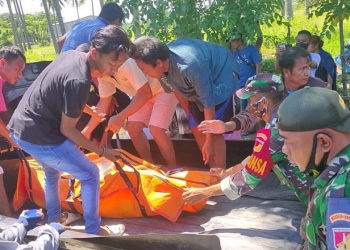 Personel gabungan BPBD, Polisi, Basarnaas, TNI serta masyarakat mengevakuasi jasad korban dan dibawa menuju ke rumah duka di Desa Pohuwato, Kecamatan Marisa, Pohuwato, Jumat (24/9/2021).