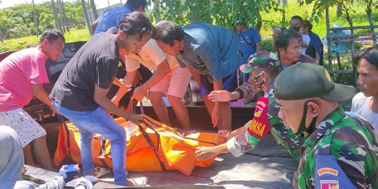 Personel gabungan BPBD, Polisi, Basarnaas, TNI serta masyarakat mengevakuasi jasad korban dan dibawa menuju ke rumah duka di Desa Pohuwato, Kecamatan Marisa, Pohuwato, Jumat (24/9/2021).