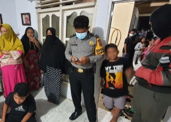Petugas Kepolisian dan Babinsa melakukan penyelidikan penemuan seorang warga yang meninggal di dalam kamar di Kelurahan Hunggaluwa, Kecamatan Limboto, Kabupaten Gorontalo, Sabtu (4/9/2021). (istimewa)