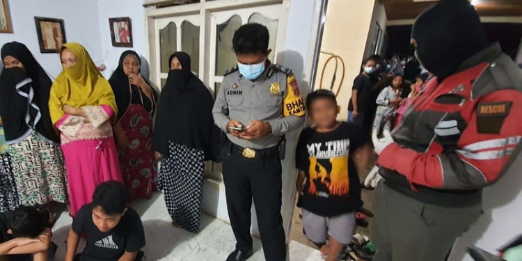 Petugas Kepolisian dan Babinsa melakukan penyelidikan penemuan seorang warga yang meninggal di dalam kamar di Kelurahan Hunggaluwa, Kecamatan Limboto, Kabupaten Gorontalo, Sabtu (4/9/2021). (istimewa)