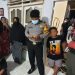 Petugas Kepolisian dan Babinsa melakukan penyelidikan penemuan seorang warga yang meninggal di dalam kamar di Kelurahan Hunggaluwa, Kecamatan Limboto, Kabupaten Gorontalo, Sabtu (4/9/2021). (istimewa)