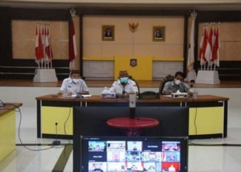 Gubernur Rusli Habibie, didampingi Asisten II Sutan Rusdi saat mengikuti rapat koordinasi yang berlangsung secara daring terkait Peraturan Presiden (Perpres) Nomor 60 Tahun 2021 tentang Penyelematan Danau Prioritas Nasional mulai dikoordinasikan lintas kementrian dan pemerintah daerah,  Rabu (22/9/2021). (Foto: Salman)