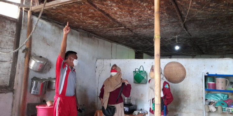 Petugas Polres Gorontalo Utara melakukan penyelidikan atas peristiwa gantung diri di Desa Molingkapoto, Kecamatan Kwandang, Gorontalo Utara, Jumat  (3/9/2021). (isno/gopos)