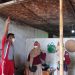 Petugas Polres Gorontalo Utara melakukan penyelidikan atas peristiwa gantung diri di Desa Molingkapoto, Kecamatan Kwandang, Gorontalo Utara, Jumat (3/9/2021). (isno/gopos)