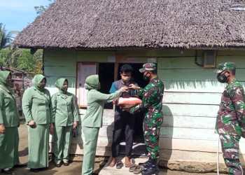 Penyerahan bantuan sosial bagi masyarakat kurang mampu oleh Kodim 1313/Pohuwato. (istimewa)