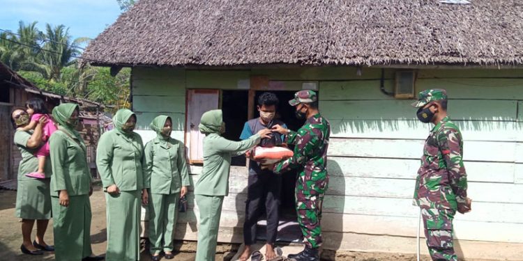 Penyerahan bantuan sosial bagi masyarakat kurang mampu oleh Kodim 1313/Pohuwato. (istimewa)