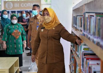 Wakil Bupati Pohuwato, Suharsi Igirisa, meninjau gedung Perpustakaan dan Arsip Pohuwato usai dilakukan peresemian, Selasa (21/9/2021).