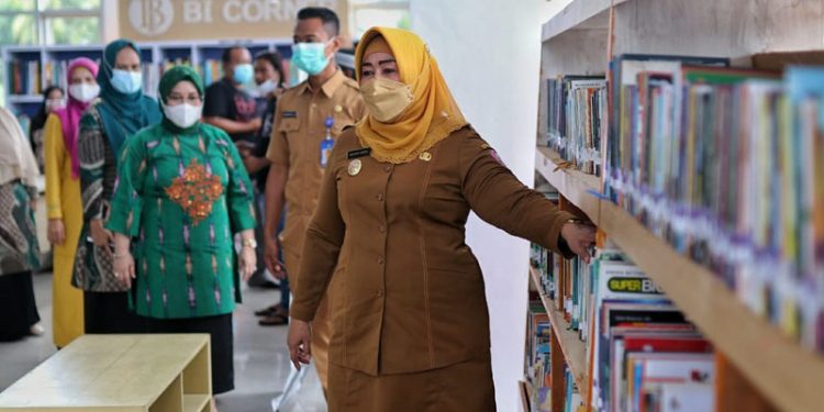 Wakil Bupati Pohuwato, Suharsi Igirisa, meninjau gedung Perpustakaan dan Arsip Pohuwato usai dilakukan peresemian, Selasa (21/9/2021).