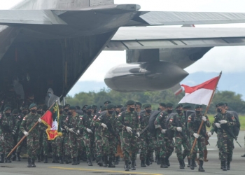 Personel Yonif 715/Matoliato saat tiba di Bandara Djalaluddin setelah menjalankan tugas pengamanan perbatasan di Papua. (putra/gopos)