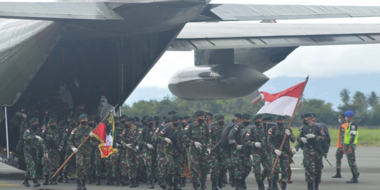 Personel Yonif 715/Matoliato saat tiba di Bandara Djalaluddin setelah menjalankan tugas pengamanan perbatasan di Papua. (putra/gopos)