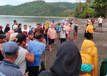 Proses evakuasi salah satu koraban yang hanyut saat menyebrang sungai di Desa Kasia, Kecamatan Sumalata, Kabupaten Gorontalo, Kamis (30/09/21). (Foto istimewa)